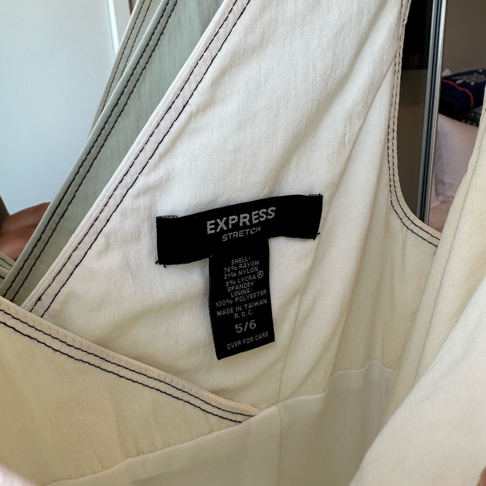 Vintage Express Dress - White with Black Stitching 🖤🤍 - Picture 4 of 5